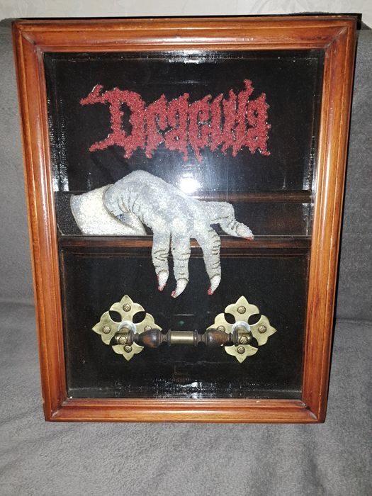 Caseta Dracula cu lumina in interior