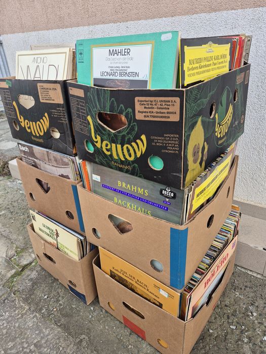 Vând lot 100 de discuri vinil cu muzică clasică mixtă pentru pick-up.