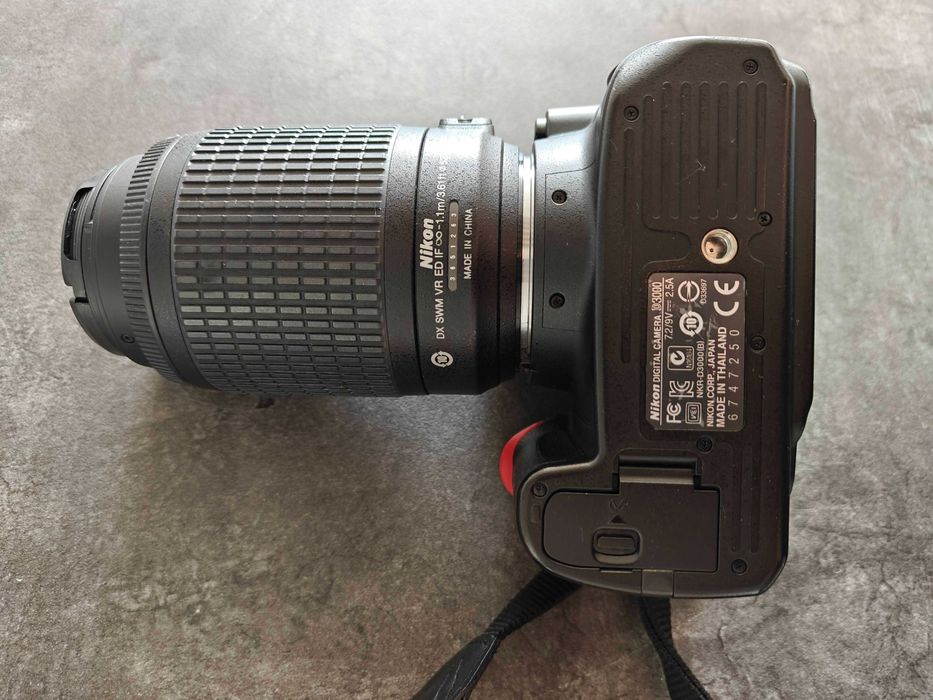 Nikon D3000 DSLR с два обектива (18-55mm и 55-200mm VR) + чанта, батерия и зарядно