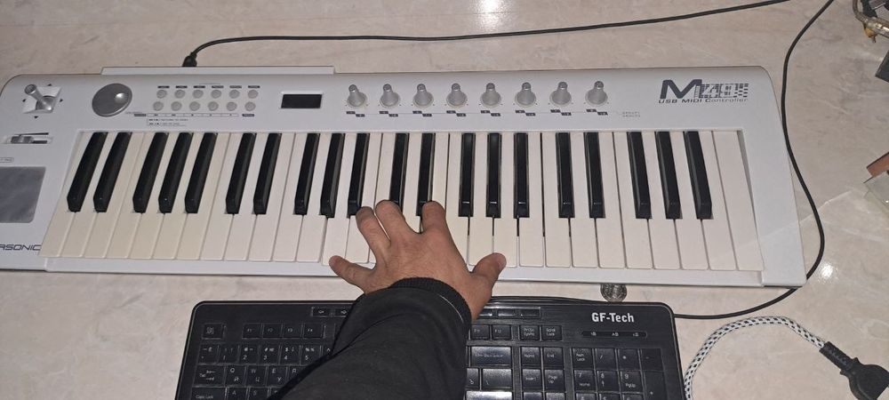 Studio uchun zuvukovoy. Mikrofon. Klavish