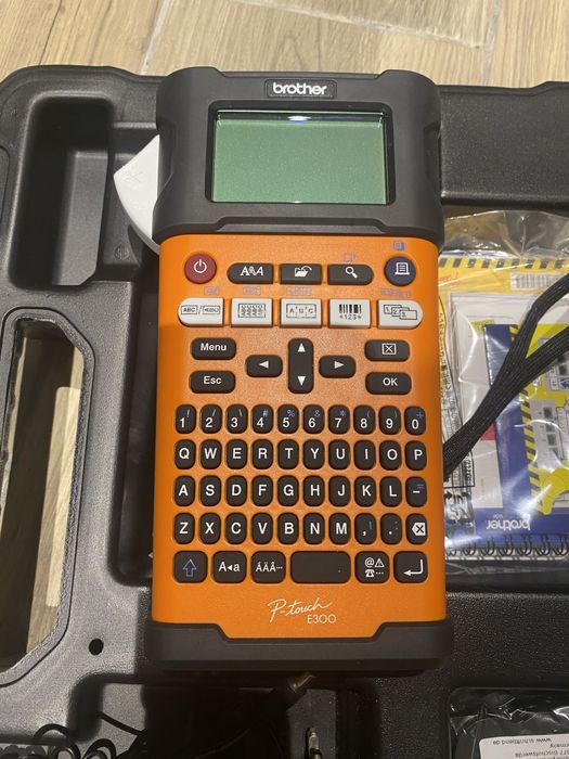 Masina de plintat etichete  brother E300