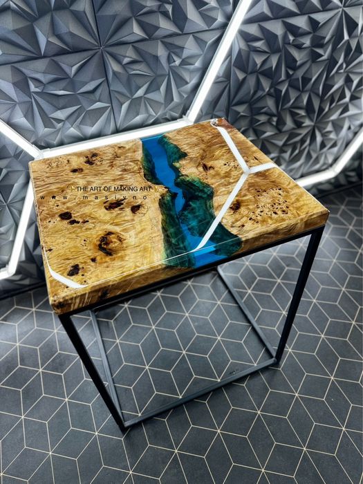 Маса от естествено дърво и епоксидна смола