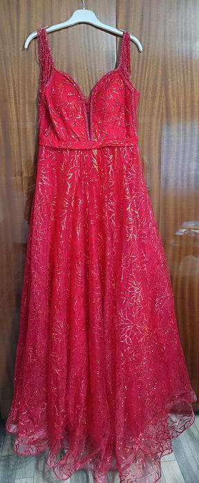 Ефектна червена рокля