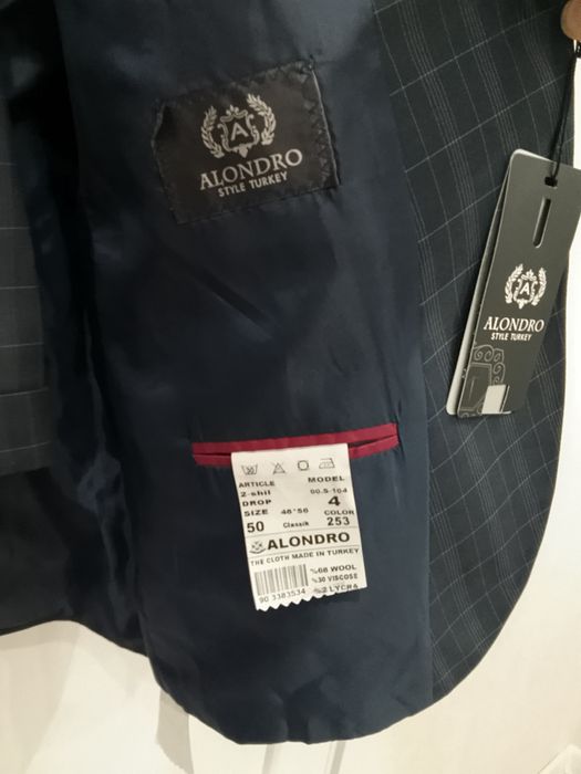 Продам. Костюм с рубашкой и брюками