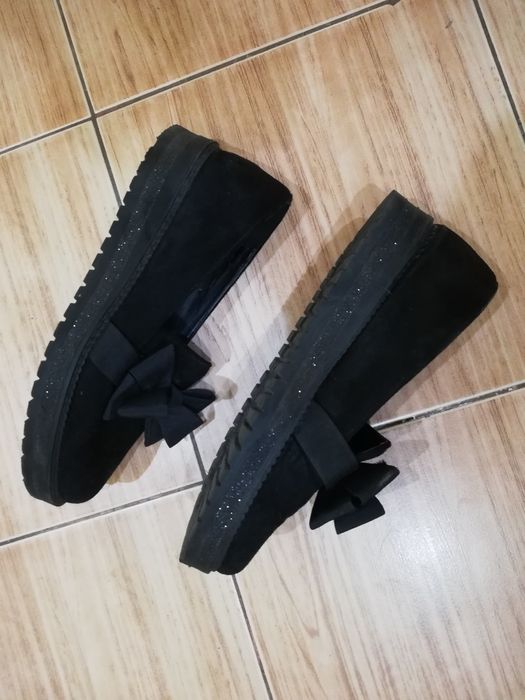 Vând pantofi cu talpă groasă