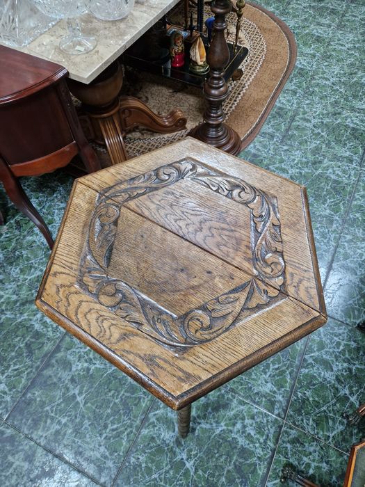 Страхотна антикварна холандска дървена масичка резба