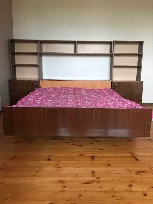 Спалня с витрина и 2 броя нощни шкафчета