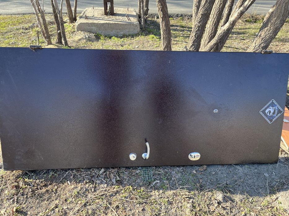 Продаи входной дверь , сост хороший !