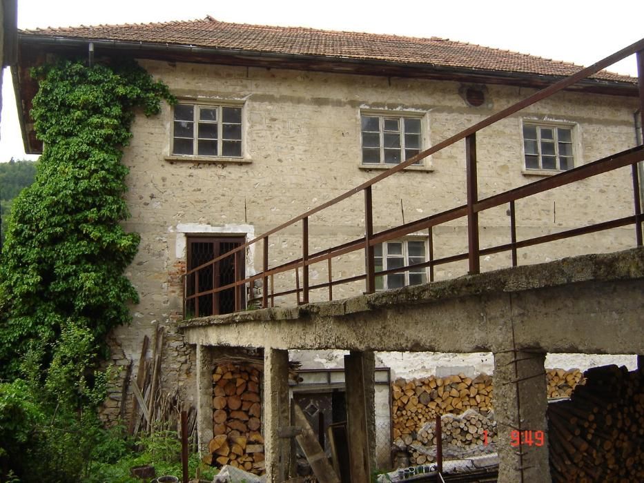 Продавам каменна къща до Ски Пистите на к.к. Пампорово 3ет. по 150кв.