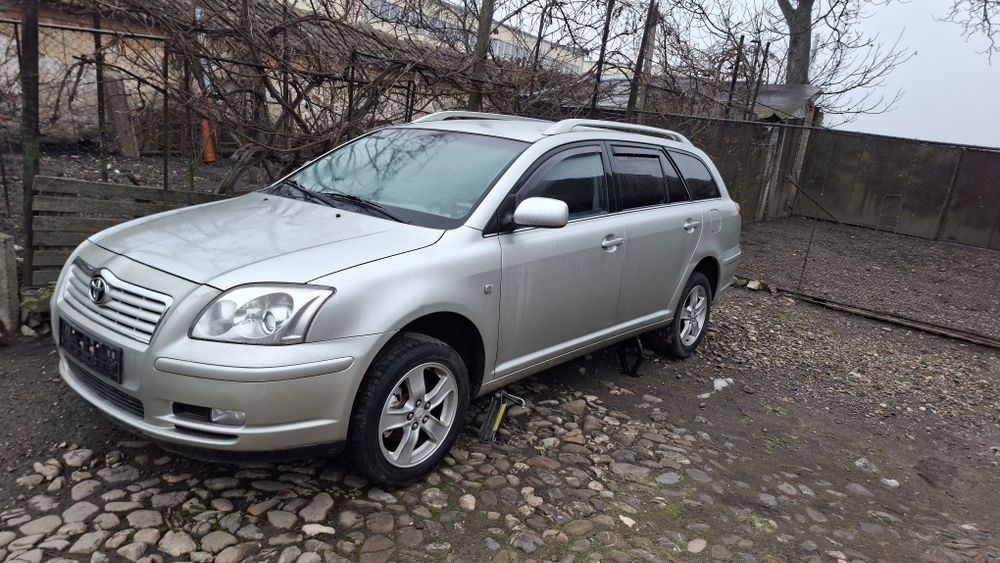 Se vinde în vederea dezmembrării. Toyota Avensis  an 2003 .