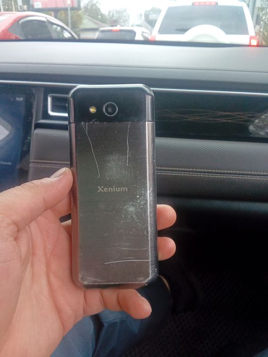 Кнопочный мобильный телефон