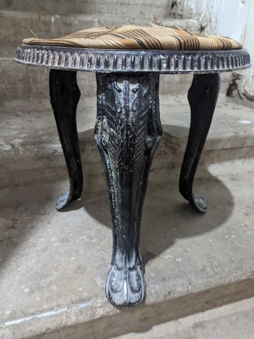 Стул, декоративный, металлический.