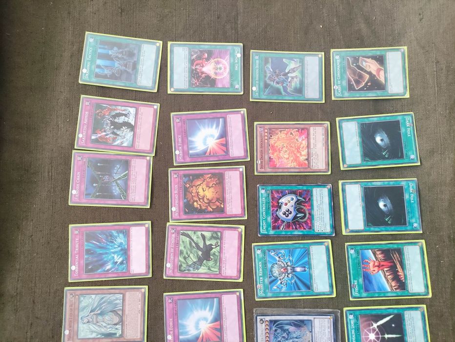Продавам карти Yu-Gi-Oh