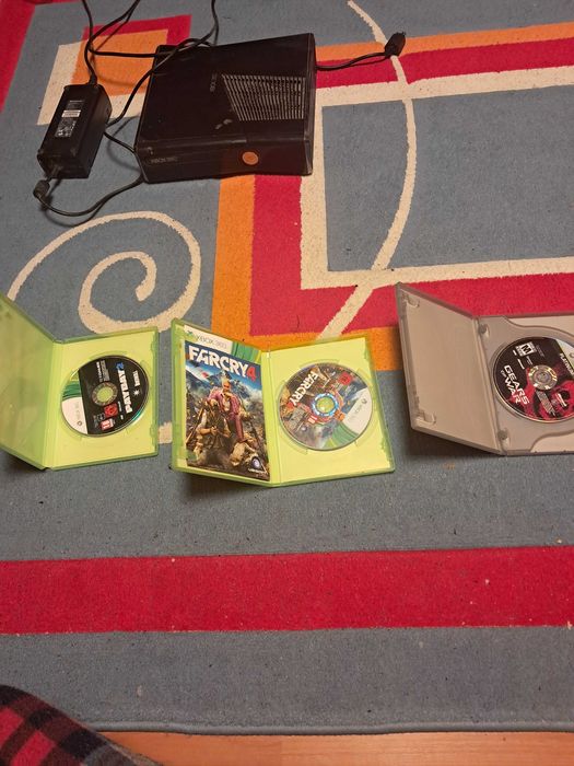 Xbox 360 slim cu 3 jocuri