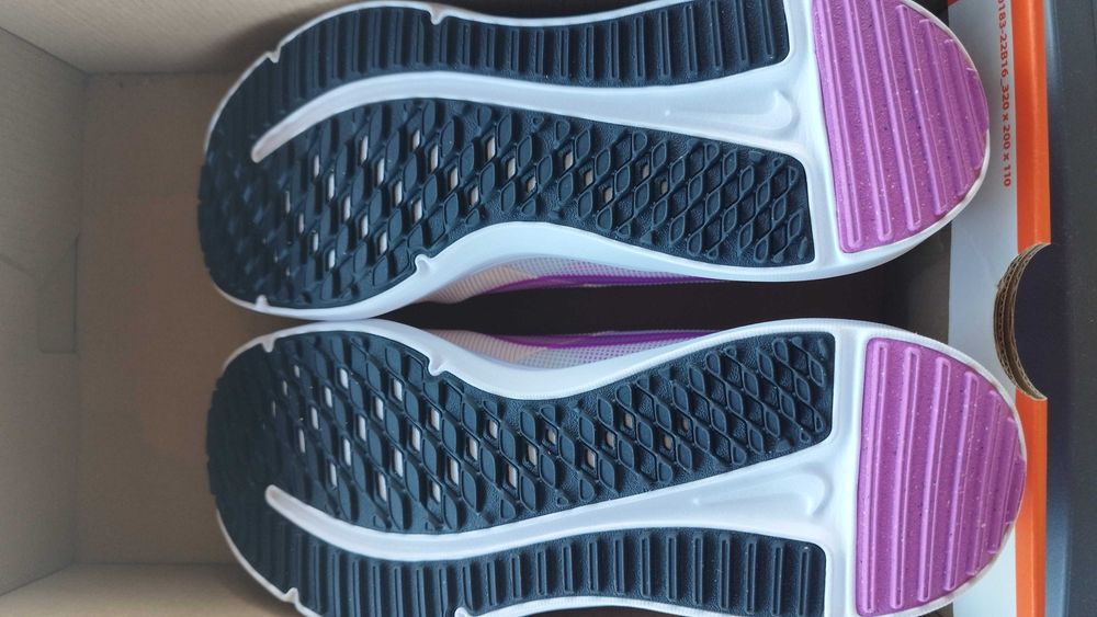 Нови оригинални маратонки Nike