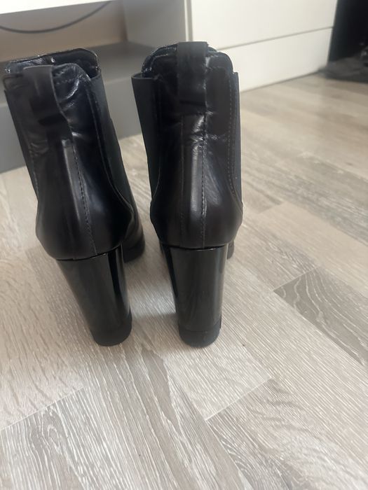 Черни боти с ток