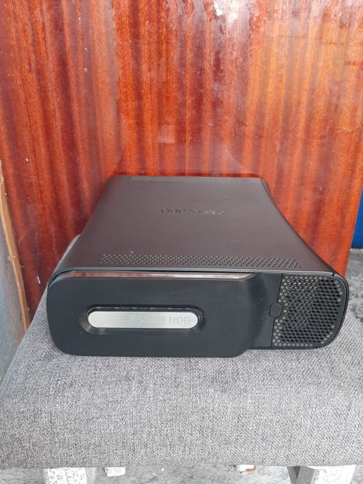 Vând Xbox 360  complet limited Edition  stare bun