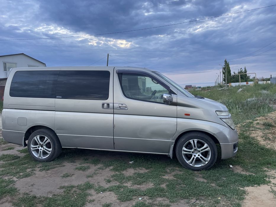 Автомобиль ниссан элгранд