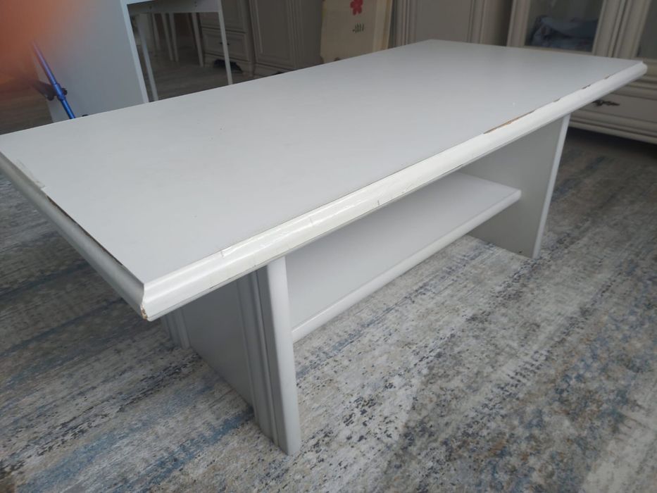 Продам  деревянный журнальный стол