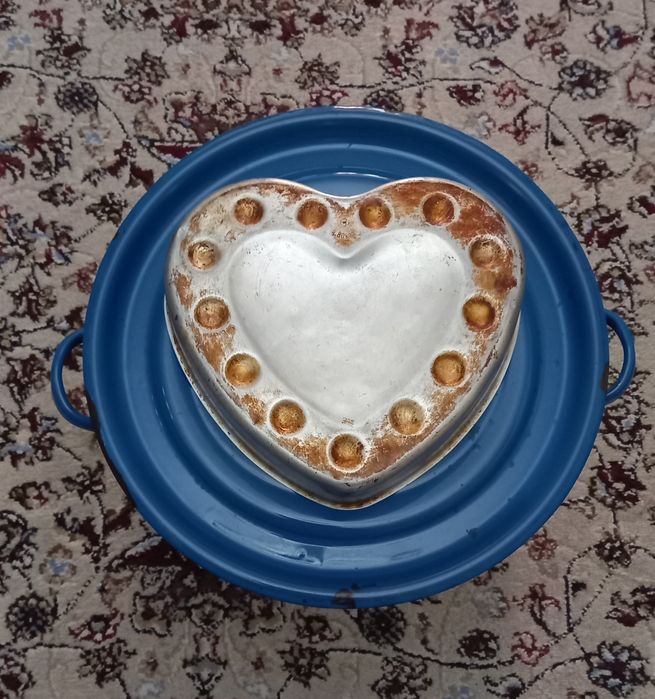 Большая эмалированная кастрюля на 20 литров