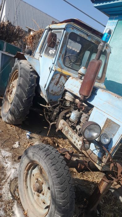 Трактор с плугом