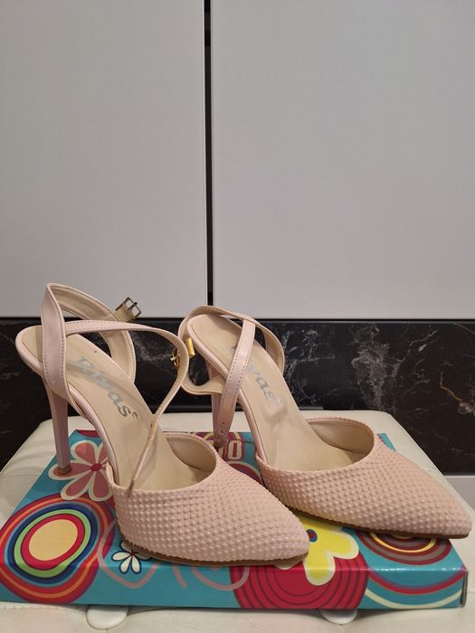 Бледо розови обувки на ток