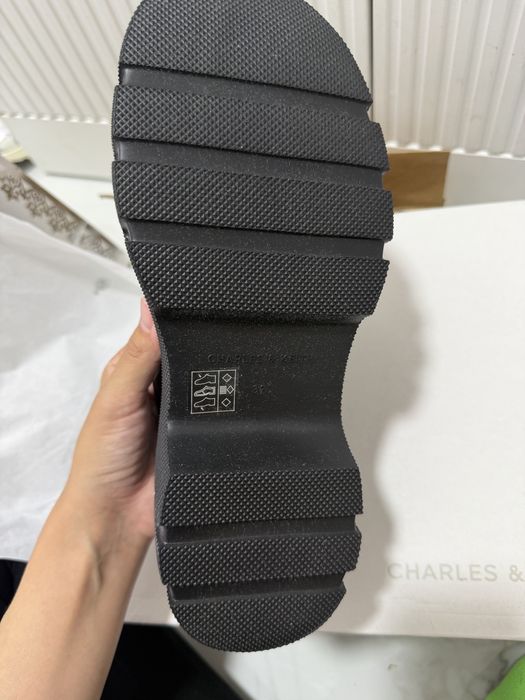 Продам новые лоферы Charles & Keith.