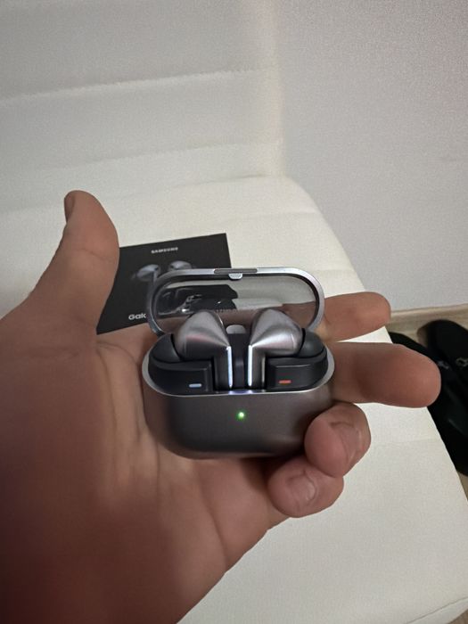 Vând căști Samsung Galaxy Buds 3 Pro, culoare argintie.