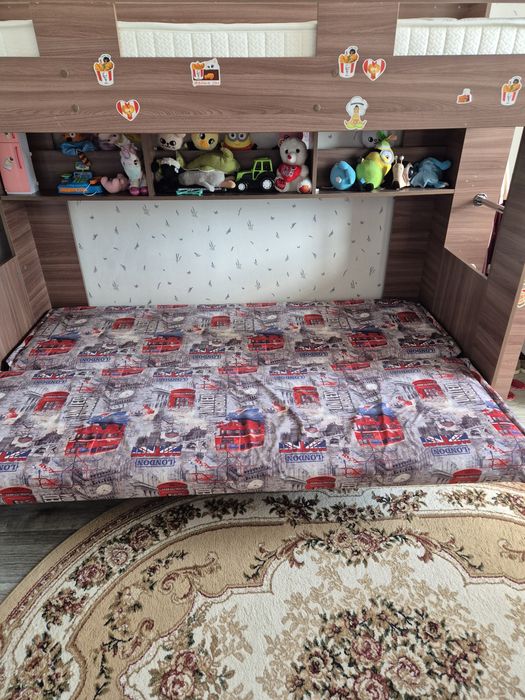 Двуярусная кровать с диваном