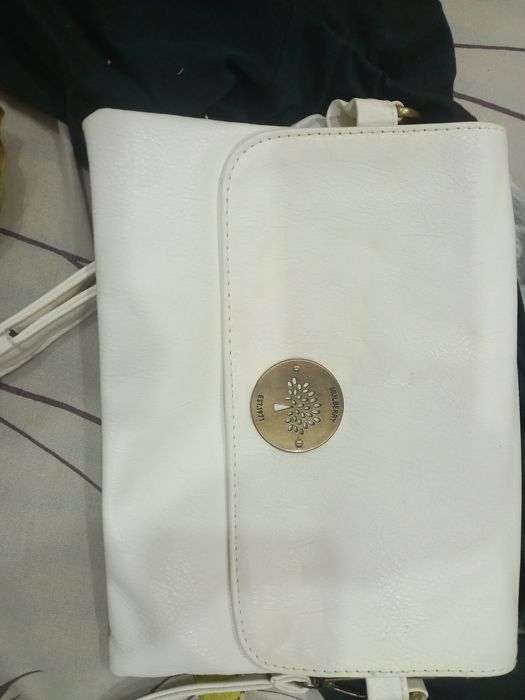 Стол и стулья, хрусталь,сумка мессенджер фирма burberry