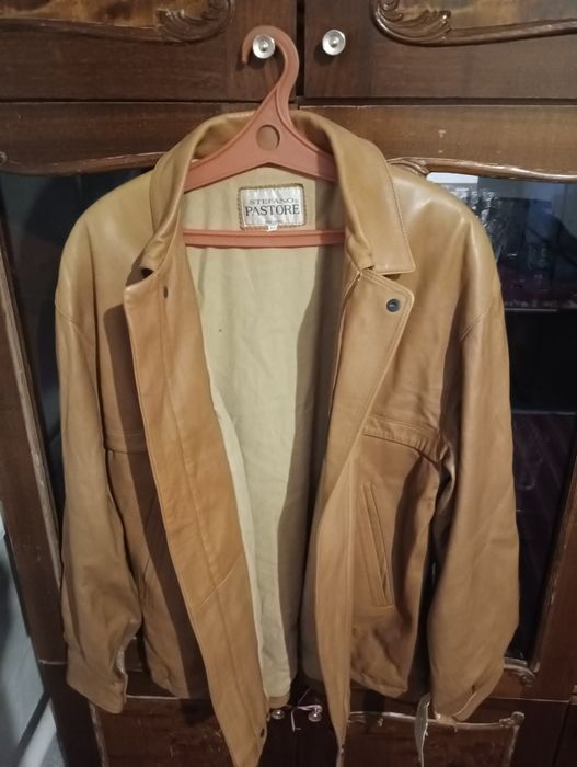 Куртка мужская кожанная жёлтого цвета и для молодёжи с этикеткой.