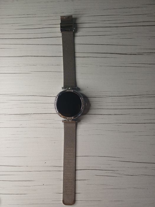 Ceas smartwatch.
