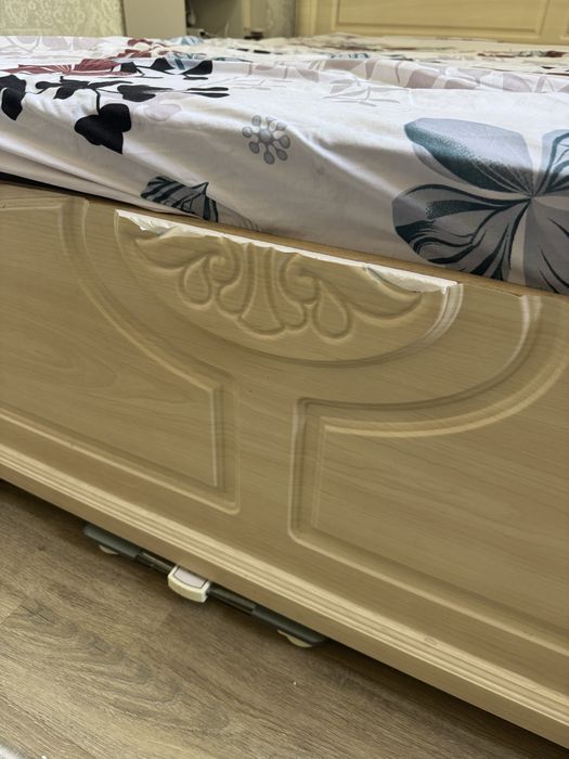 Двуспальная кровать 180×200 Keng Makon в хорошем состоянии