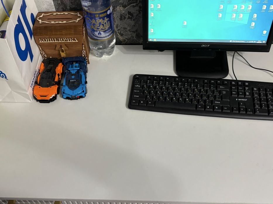 Стол белого цвета
