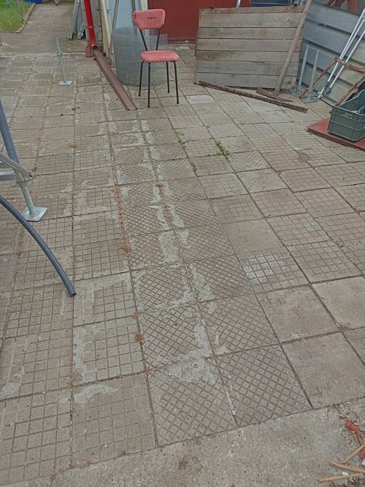 Продавам тротоарни плочки 30*30 от старото време