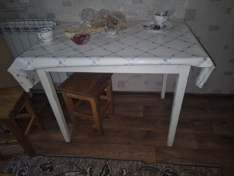 Продам стол кухонный с табуретками