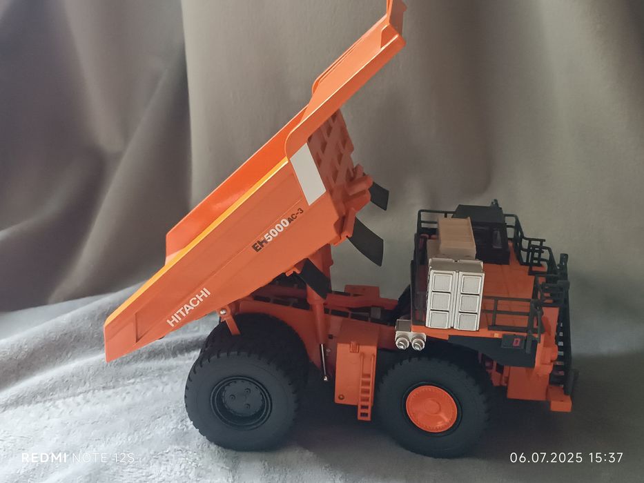 Модель коллекционная самосвал Hitachi