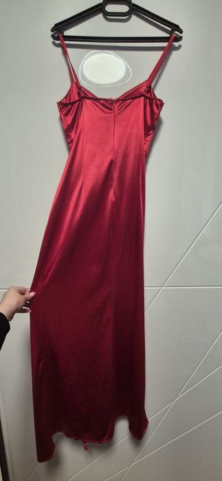 Rochie lunga rosie cu bretele si crăpată pe picior