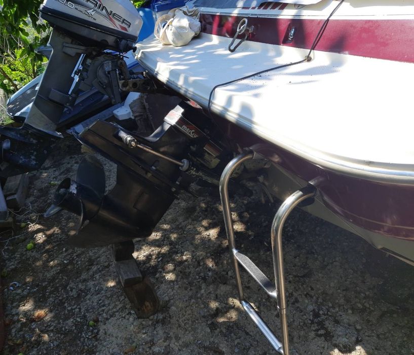 Моторна яхта Maxum