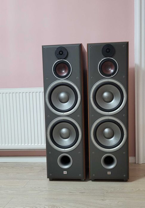 Boxe 250 W standfloor arta de la JBL E100