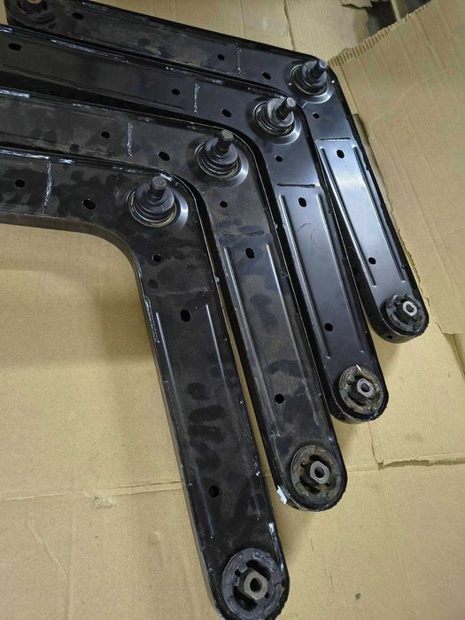 Задни горни носачи за Jeep Cherokee KJ 2001–2008 – 52088901AC – нов