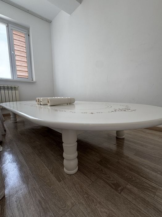 Большой стол со стульями