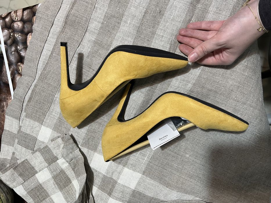 Stiletto noi galbeni Bershka