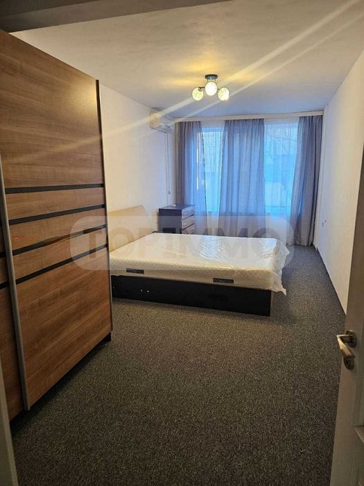 Тристаен апартамент под наем в района на Спортна зала