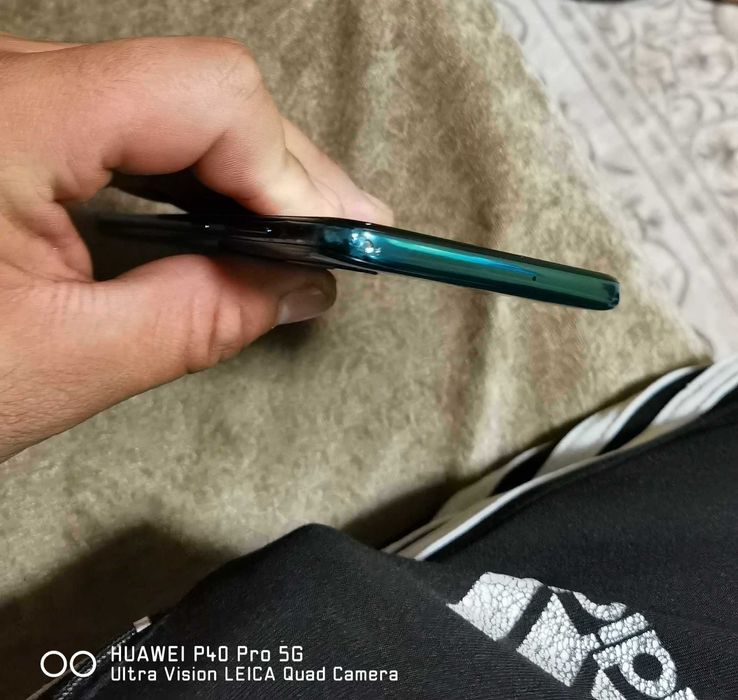 Телефона е в добро състояние има леки драскотини