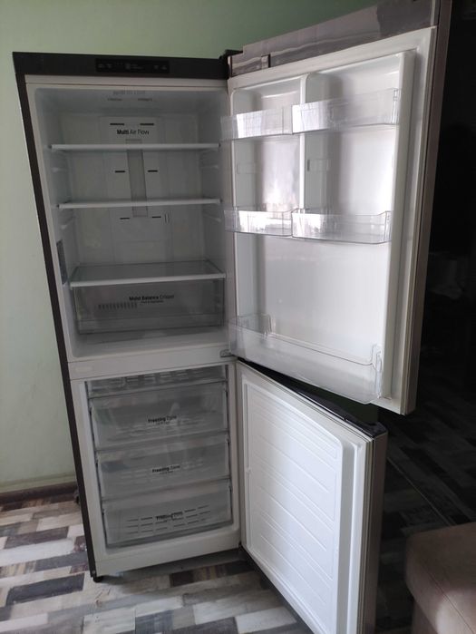 Продам холодильник LG требует ремонта