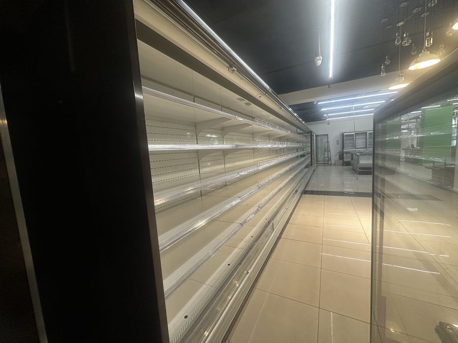 Пристенные холодильные витрины.