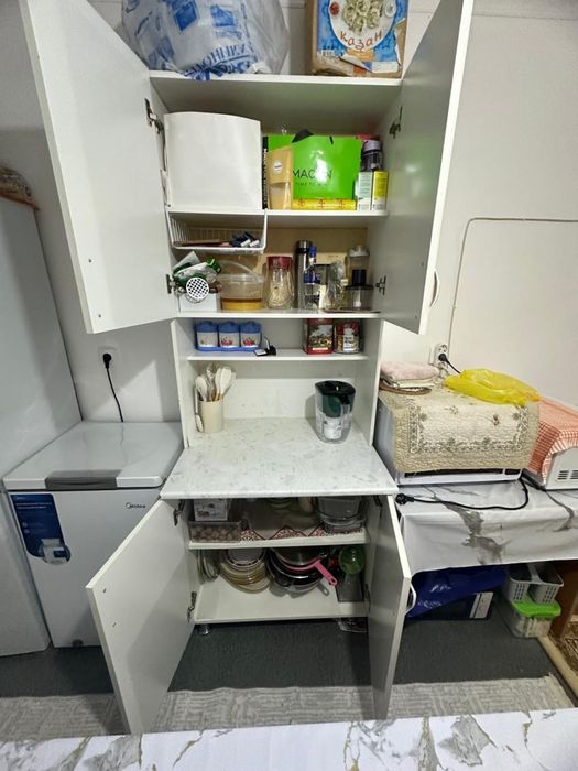 Прихожка,кухонный гарнитур и диван