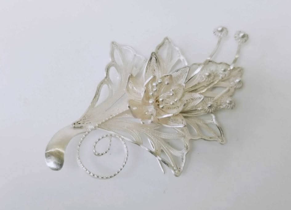 Veche brose filigran, cu flori, din argint de 925