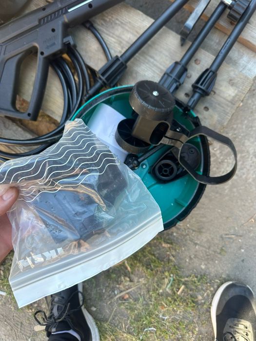 Aparat de spalat auto si curtea